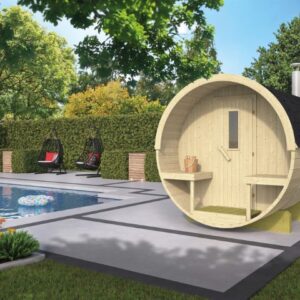 Garten mit rundem Holzsauna, Pool mit buntem Schwimmring, zwei hängenden Stühlen und blühenden Blumen, umgeben von Hecken und Bäumen.