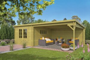 Ein Holzpavillon im Garten mit einer offenen Überdachung, ausgestattet mit Rattanmöbeln, die mit gelben Kissen dekoriert sind. Der Pavillon steht auf einer gepflasterten Fläche und ist von Gras sowie blühenden Pflanzen umgeben, während im Hintergrund hohe Hecken und Bäume zu sehen sind.