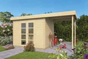 Holzgartenhaus mit Schuppen in einem grünen Garten, daneben ein rotes Fahrrad und ein rotes Kinderdreirad auf einem gepflasterten Weg.
