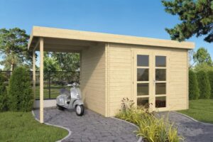 Holzgartenhaus mit Flachdach, Doppeltür und schmalem Vorbau, auf gepflastertem Weg stehend, mit einem silbernen Motorroller daneben; umgeben von Rasen und Hecken, bei sonnigem Wetter.