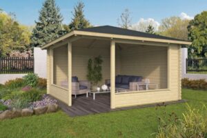 Ein Holzpavillon mit Flachdach steht in einem Garten. Der Pavillon ist auf drei Seiten offen und enthält Gartenmöbel sowie Dekorationen wie Pflanzen. Der Bereich um den Pavillon ist mit Rasen und bunten Blumenbeeten gestaltet.