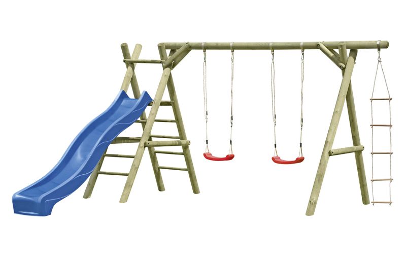 Holzspielplatz mit blauer Rutsche, zwei roten Schaukeln und einer Strickleiter.