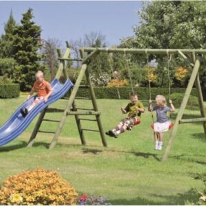 Kinder spielen auf einem Spielplatz, der eine blaue Rutsche, Schaukeln und eine Kletterseil-Struktur umfasst, umgeben von grünen Bäumen und einem gepflegten Rasen.