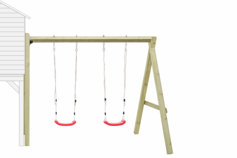 Zwei rote Schaukeln hängen an einem hölzernen Schaukelgestell neben einem Gebäude.