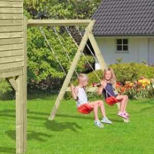 Zwei Kinder schaukeln auf einer Holzschaukel im Garten vor einem Haus mit schwarzem Dach.