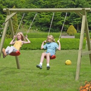 Zwei Kinder schaukeln auf einer Holzschaukel im Garten, umgeben von gepflegten Hecken und blühenden Sträuchern.