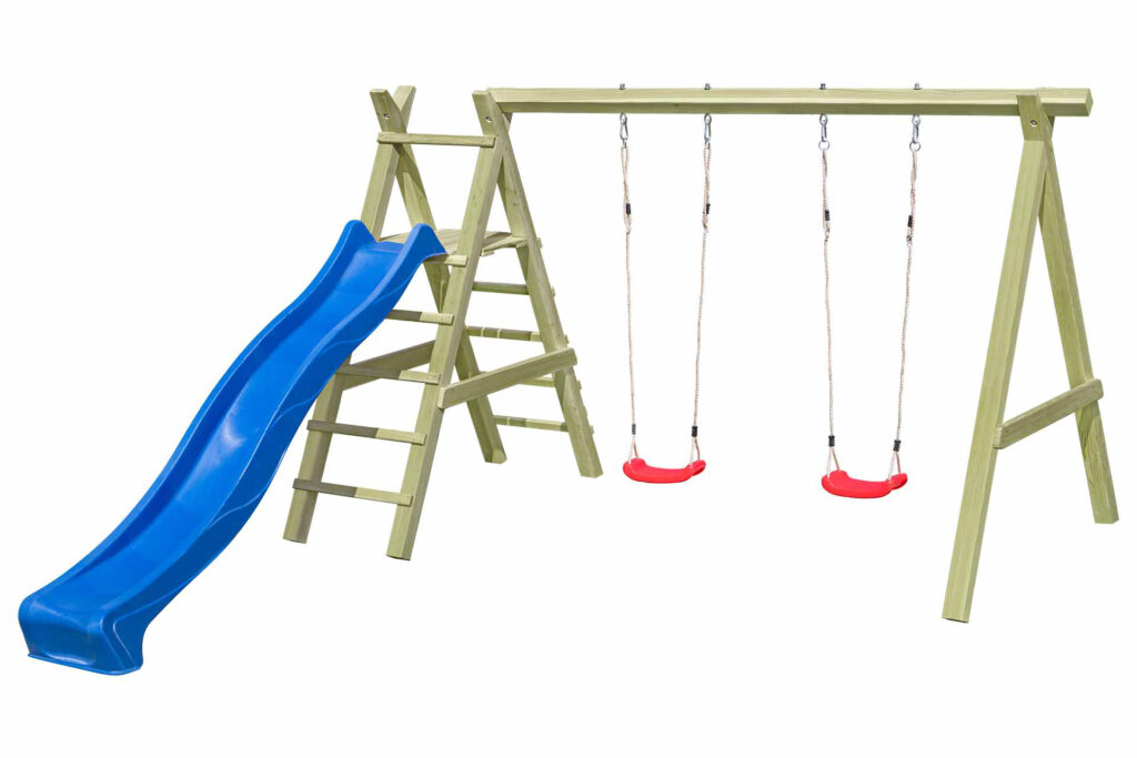 Holzspielplatz-Set mit einer blauen Rutsche und zwei roten Schaukeln.