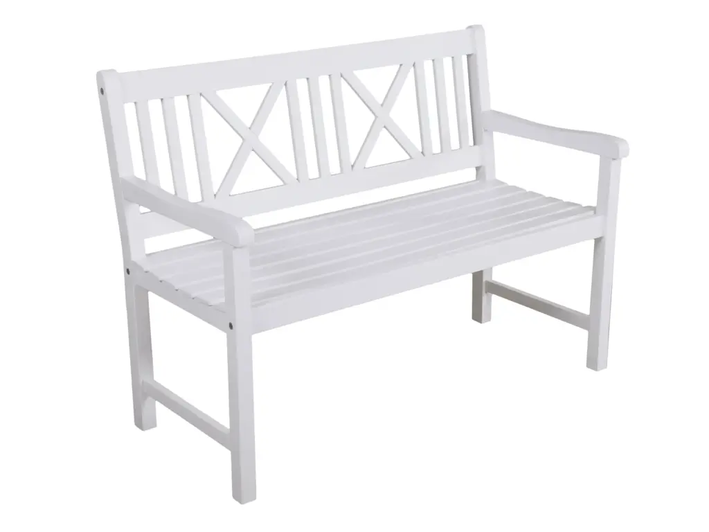 Weiße Holzbank mit gekreuztem Lattenmuster auf der Rückenlehne und Armlehnen.