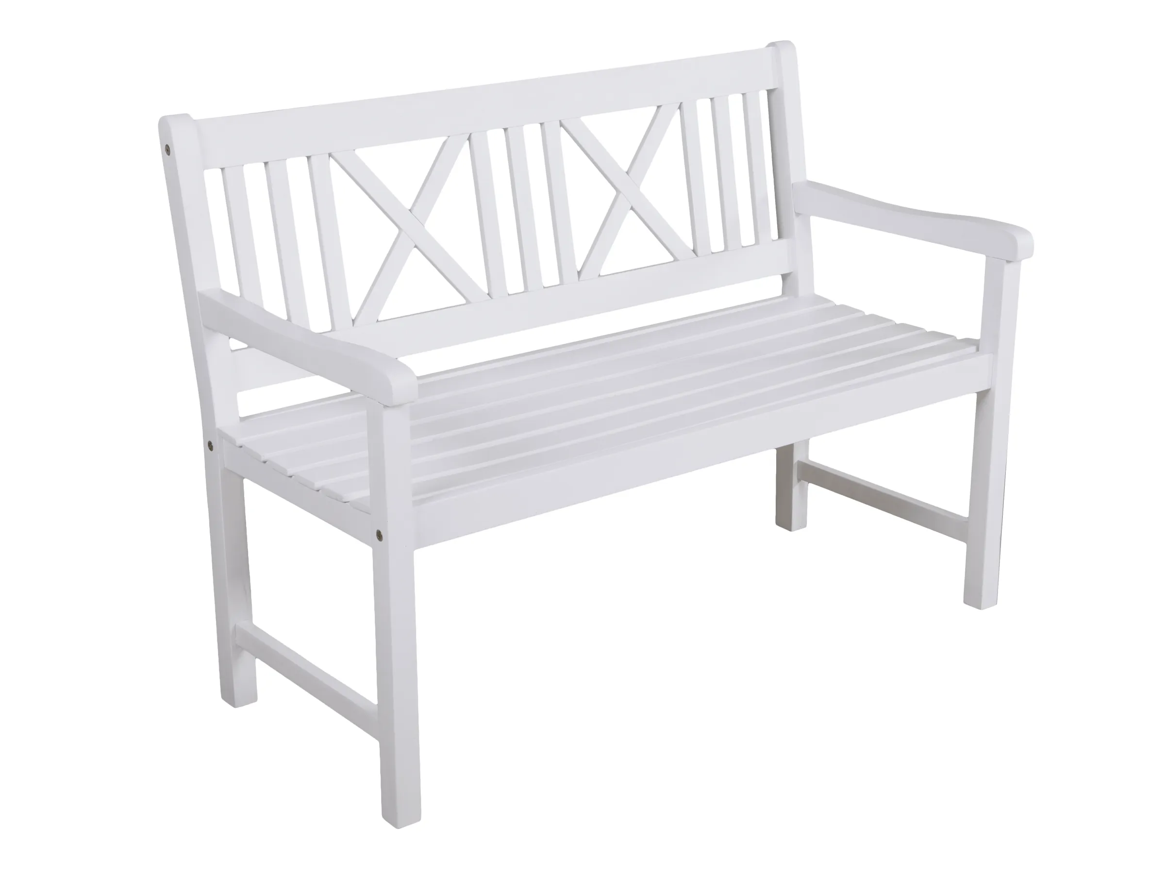 Weiße Holzbank mit gekreuztem Lattenmuster auf der Rückenlehne und Armlehnen.
