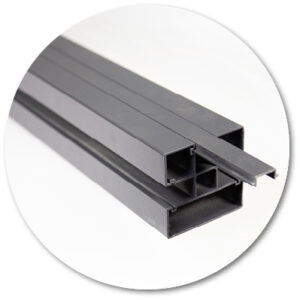 Ein Bündel schwarzer Aluminiumprofile in rechteckiger Form auf weißem Hintergrund.