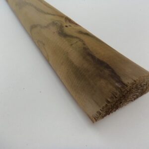 Ein gerundetes Holzstück mit glatter Oberfläche und sichtbaren Maserungen, auf einem weißen Hintergrund liegend.