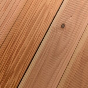 Nahaufnahme von Holzbrettern mit unterschiedlichen Maserungen und Farbtönen.