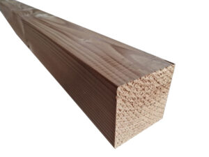 Nahaufnahme eines Holzbalkens mit glatter Oberfläche, die Maserung ist deutlich sichtbar, und das Ende des Balkens zeigt eine rechteckige Form.