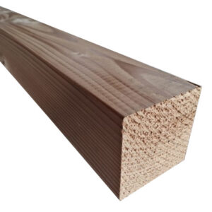 Nahaufnahme eines Holzbalkens mit glatter Oberfläche, die Maserung ist deutlich sichtbar, und das Ende des Balkens zeigt eine rechteckige Form.