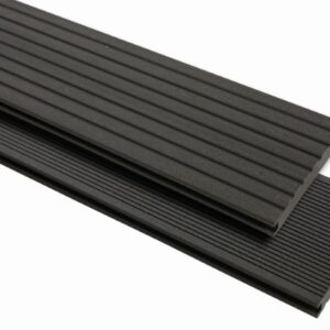 Zwei schwarze Terrassendielen aus einem Verbundmaterial, eine mit breiteren und die andere mit feineren Rillen, übereinander gestapelt.