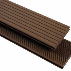 Zwei braune Terrassendielen, eine mit breiten und eine mit schmalen Rillen.