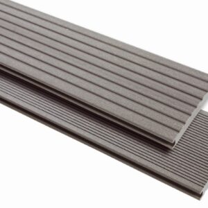 Zwei graue Terrassendielen aus Kunststoff, eine mit breiten und eine mit schmalen Rillen, auf weißem Hintergrund.