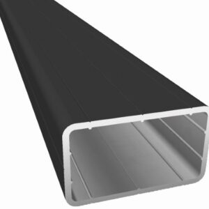 Schwarzes, hohles Aluminiumprofil mit rechteckigem Querschnitt und abgerundeten Ecken, das von rechts nach links im Bild verläuft.