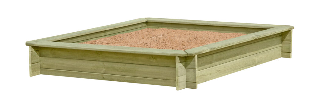 Ein rechteckiger Sandkasten aus hellem Holz, gefüllt mit Sand, mit einem Rahmen aus Holzlatten.