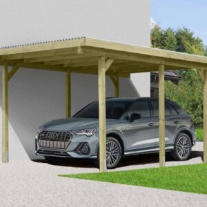 Ein graues Auto steht unter einem einfachen Holzdach-Carport, das an einer Hauswand befestigt ist. Der Boden ist aus hellem Pflaster, und im Hintergrund sind grüne Bäume zu sehen.