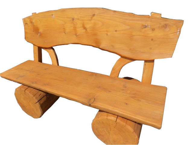 Holzbank aus hellem Holz mit rustikalem Design und runden Baumstammbeinen.