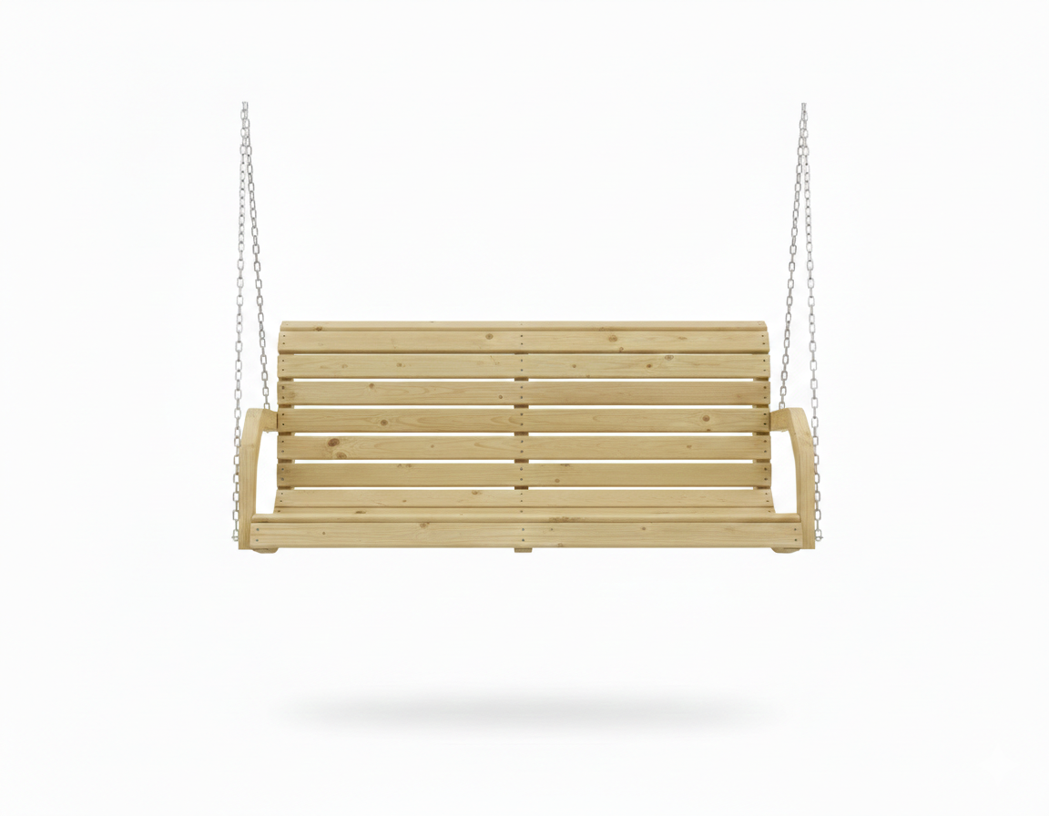 Holzschaukelbank mit Metallketten, schwebend vor weißem Hintergrund.