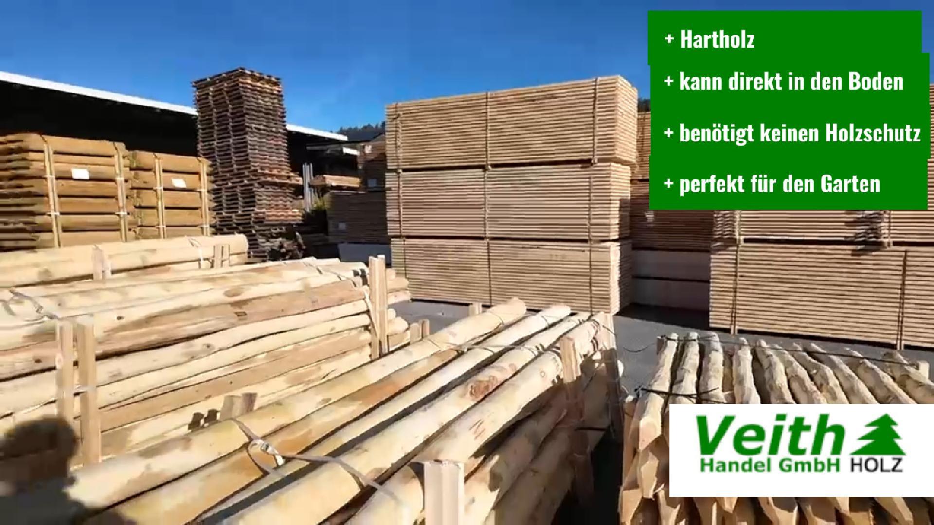 Gestapelte Holzplatten und Rundhölzer vor einem Firmengebäude, mit Text: „Hartholz, direkt in den Boden, kein chemischer Holzschutz, perfekt für den Garten“.