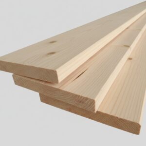 Drei gestapelte Holzbretter aus hellem Holz, schräg angeordnet auf grauem Hintergrund.