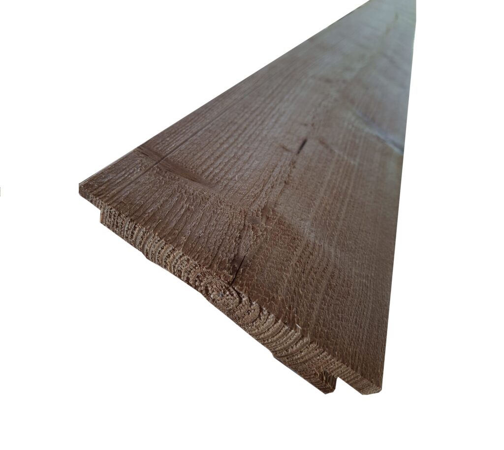 Nahaufnahme einer Holzplanke mit Nut, die eine raue Oberfläche und eine natürliche Holzmaserung zeigt.