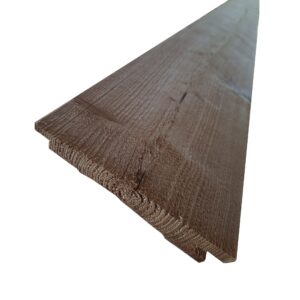 Nahaufnahme einer Holzplanke mit Nut, die eine raue Oberfläche und eine natürliche Holzmaserung zeigt.