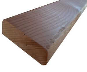 Nahaufnahme eines Holzbrettes mit abgeschrägten Kanten und sichtbar klar erkennbaren Holzmaserungen.