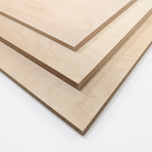 Drei übereinander gestapelte Sperrholzplatten in verschiedenen Größen auf einer weißen Oberfläche.