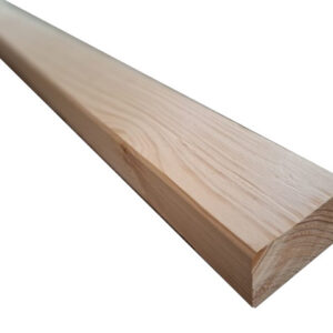 Nahaufnahme eines rechteckigen Holzbalkens mit klar sichtbaren Holzmaserungen, diagonal von unten links nach rechts oben verlaufend.