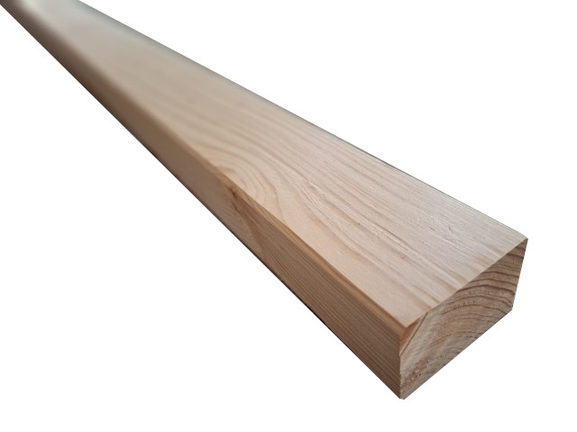 Nahaufnahme eines rechteckigen Holzbalkens mit klar sichtbaren Holzmaserungen, diagonal von unten links nach rechts oben verlaufend.
