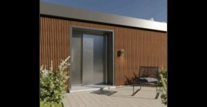 Modernes Gebäude mit Holzverkleidung und einer silbernen Schiebetür, daneben steht ein stilvoller Metallstuhl auf einer Terrasse.