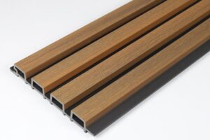 Holzpaneele in Rechteckform mit einer metallischen Unterkonstruktion, nebeneinander liegend auf einer weißen Fläche.