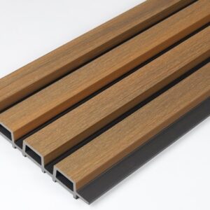 Holzpaneele in Rechteckform mit einer metallischen Unterkonstruktion, nebeneinander liegend auf einer weißen Fläche.