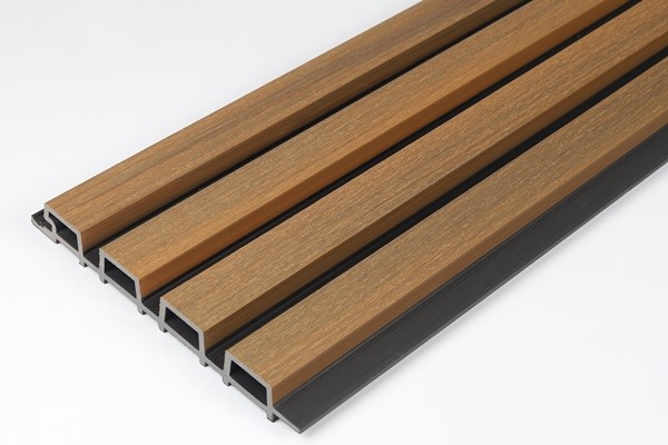Holzpaneele in Rechteckform mit einer metallischen Unterkonstruktion, nebeneinander liegend auf einer weißen Fläche.
