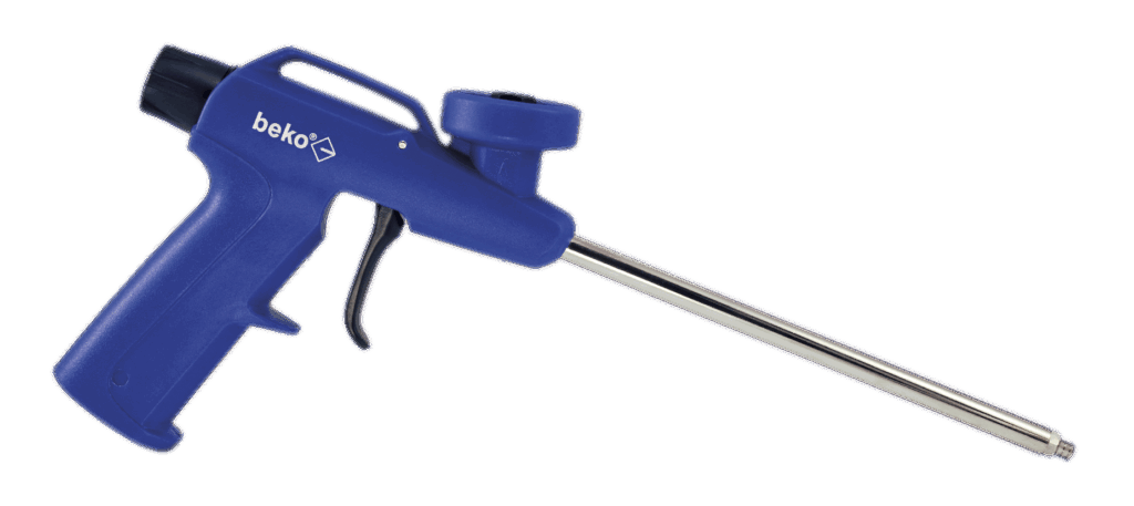 Eine blaue Bauschaumpistole von der Marke Beko liegt auf einer hellen Oberfläche mit einem langen metallischen Rohr.