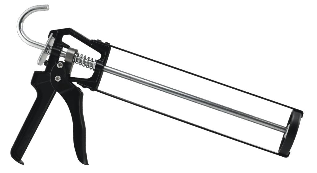 Ein schwarzes Kartuschenpistole mit einem Metallstab und einem Griff aus Kunststoff für die Abgabe von Dichtstoffen oder Klebstoffen.
