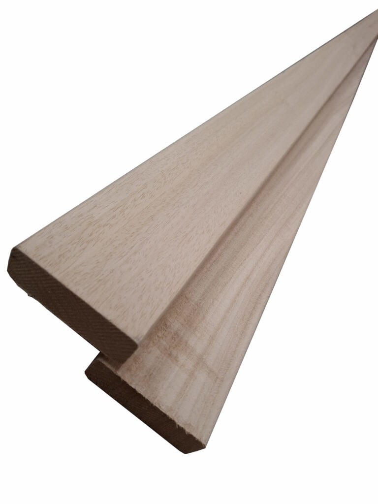 Nahaufnahme von zwei Holzbrettern mit Nut-und-Feder-Profil, das hellbraune Holz hat eine glatte Oberfläche.