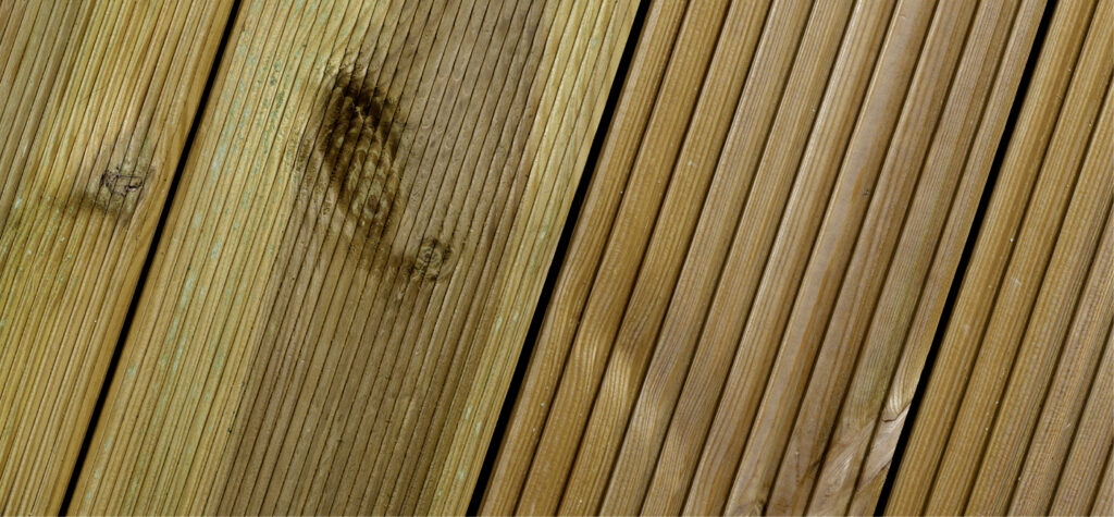 Holzdielen mit unterschiedlichen Maserungen und schmalen Fugen in einem diagonalen Muster.