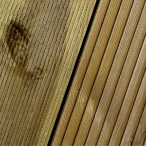 Holzdielen mit unterschiedlichen Maserungen und schmalen Fugen in einem diagonalen Muster.