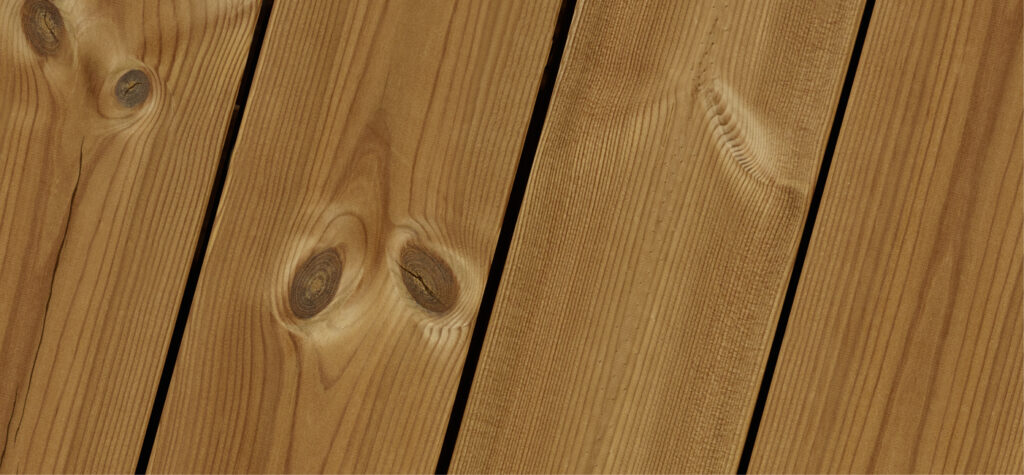 Holzbretter mit deutlicher Maserung und Astlöchern.