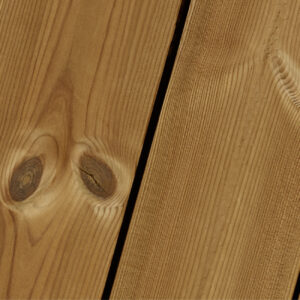 Holzbretter mit deutlicher Maserung und Astlöchern.