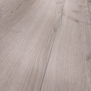 Holzfußboden mit hellen, naturbelassenen Dielen, die eine Holzmaserung aufweisen.