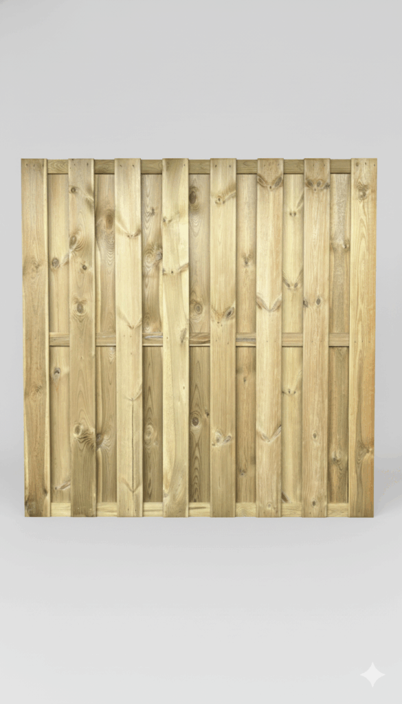 Holzzaun mit vertikalen Brettern, die überlappen und eine natürliche Maserung aufweisen, vor einem hellgrauen Hintergrund.