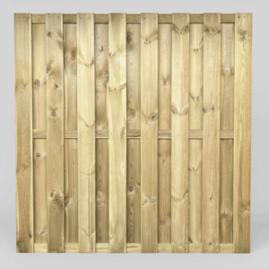 Holzzaun mit vertikalen Brettern, die überlappen und eine natürliche Maserung aufweisen, vor einem hellgrauen Hintergrund.