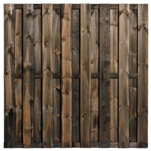 Holzzaun mit vertikal arrangierten Holzbrettern in unterschiedlichen Braunschattierungen, die eine rustikale Optik verleihen.