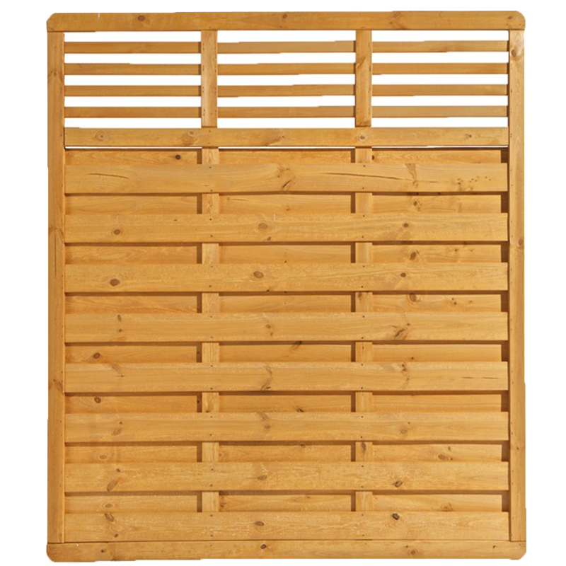 Ein Holzzaunelement mit horizontalen Latten, das im unteren Bereich eng verwoben und im oberen Bereich mit Abstand angebracht ist, um einen luftigen Abschluss zu schaffen.